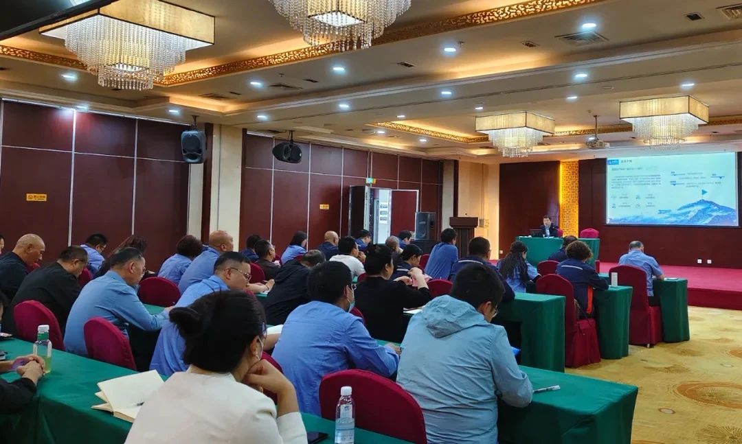 金控數(shù)據(jù)董事長楊斌應(yīng)邀為石家莊水投集團開展“AI時代水務(wù)行業(yè)的智慧化創(chuàng)新實踐”專題培訓